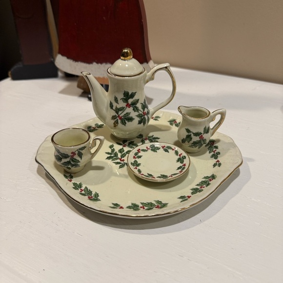 Rare Vintage Miniature Holly Berries Gold Trim Tea Set - Picture 8 of 8